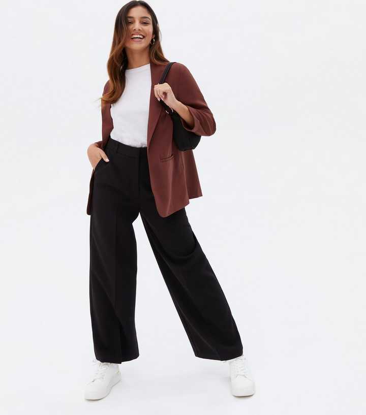 https://media2.newlookassets.com/i/newlook/814717501/womens/clothing/trousers/petite-black-wide-leg-trousers.jpg?strip=true&qlt=50&w=720