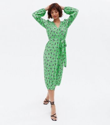 Green Ditsy Floral Plissé Belted Midi Wrap Dress New Look