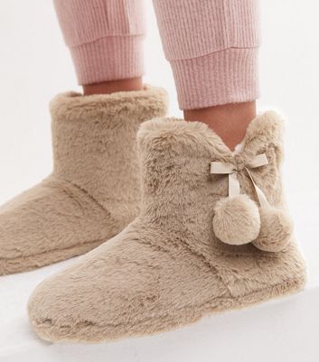 Faux fur on sale pom pom boots