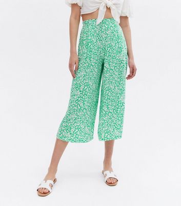 Click to view product details and reviews for Green Ditsy Floral Crop Trousers New Look.