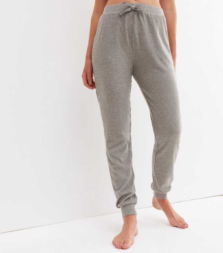 https://media2.newlookassets.com/i/newlook/833953704/womens/clothing/loungewear/grey-ribbed-knit-lounge-joggers.jpg?strip=true&qlt=50&w=720