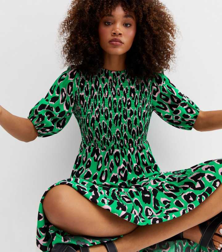 https://media2.newlookassets.com/i/newlook/835817439/womens/clothing/dresses/green-leopard-print-shirred-tiered-hem-midi-dress.jpg?strip=true&qlt=50&w=720