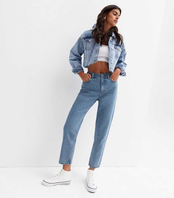 https://media2.newlookassets.com/i/newlook/836191840/womens/clothing/jeans/blue-high-waist-rigid-mom-jeans.jpg?strip=true&qlt=50&w=720