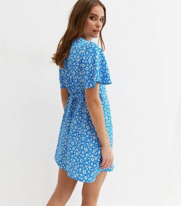 Damen Bekleidung Blue Ditsy Floral V Neck Flutter Sleeve Mini Dress Damen Bekleidung Blue Ditsy Floral V Neck Flutter Sleeve Mini Dress