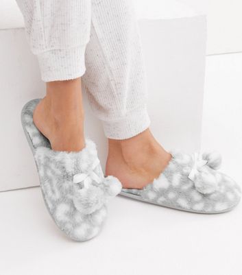 pom pom chappals