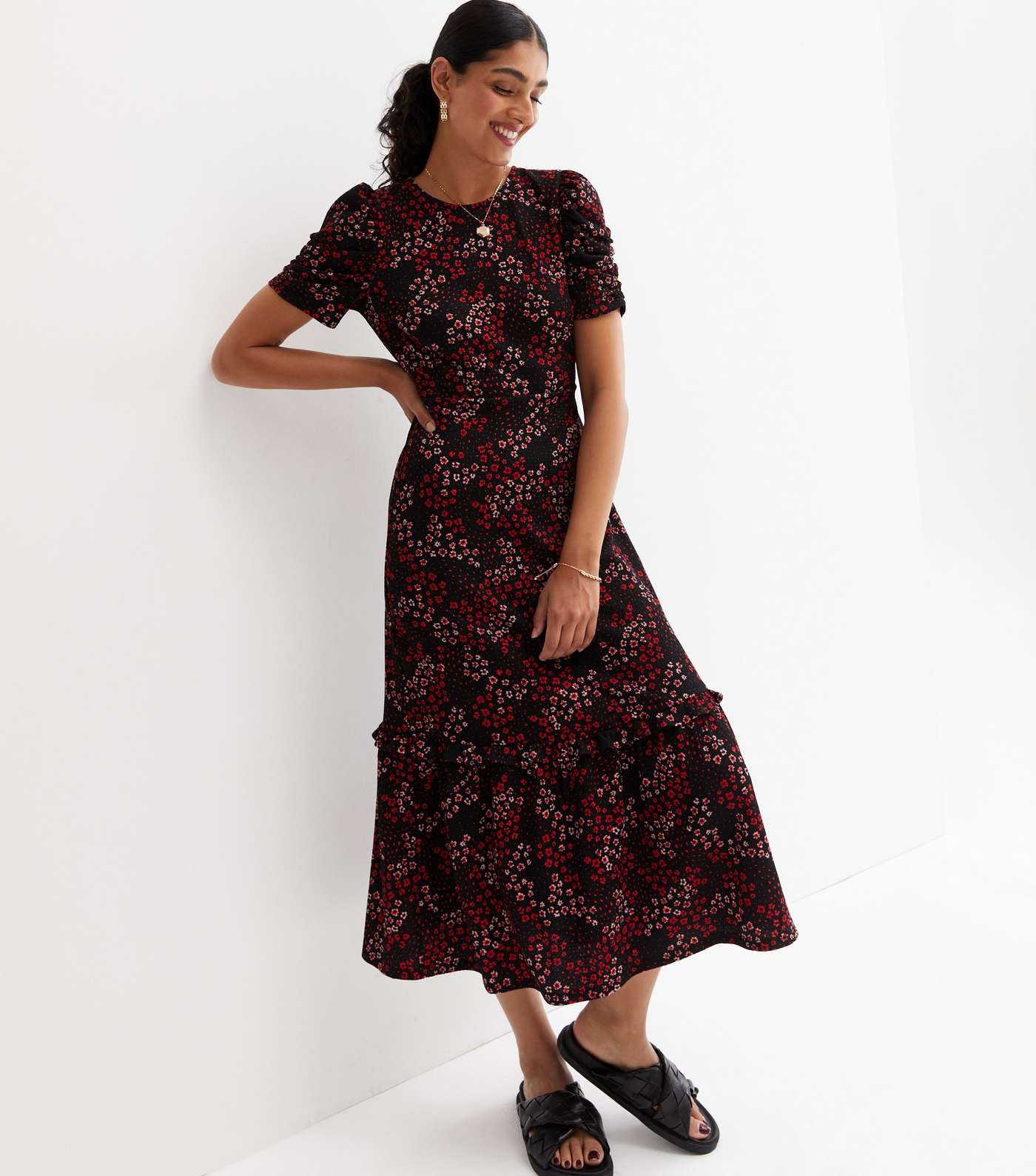 Black Ditsy Floral Crinkle Ruched Short Sleeve Midi Dress Image 3
