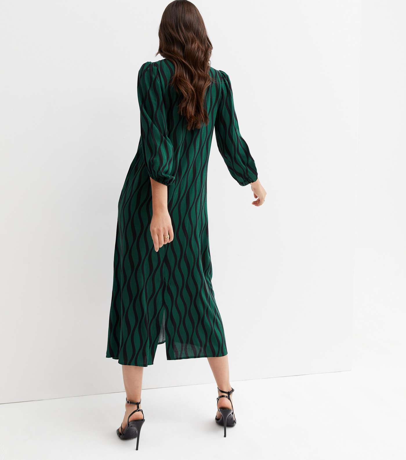 Green Wavy High Neck 3/4 Sleeve Midi Dress Image 4
