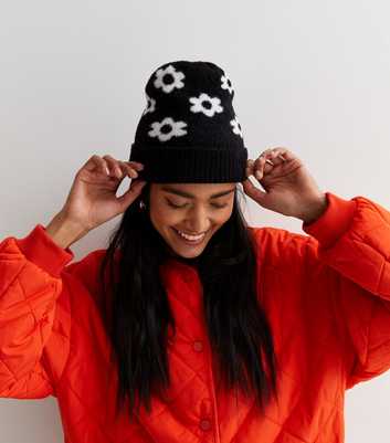 Black Retro Daisy Eyelash Knit Beanie
