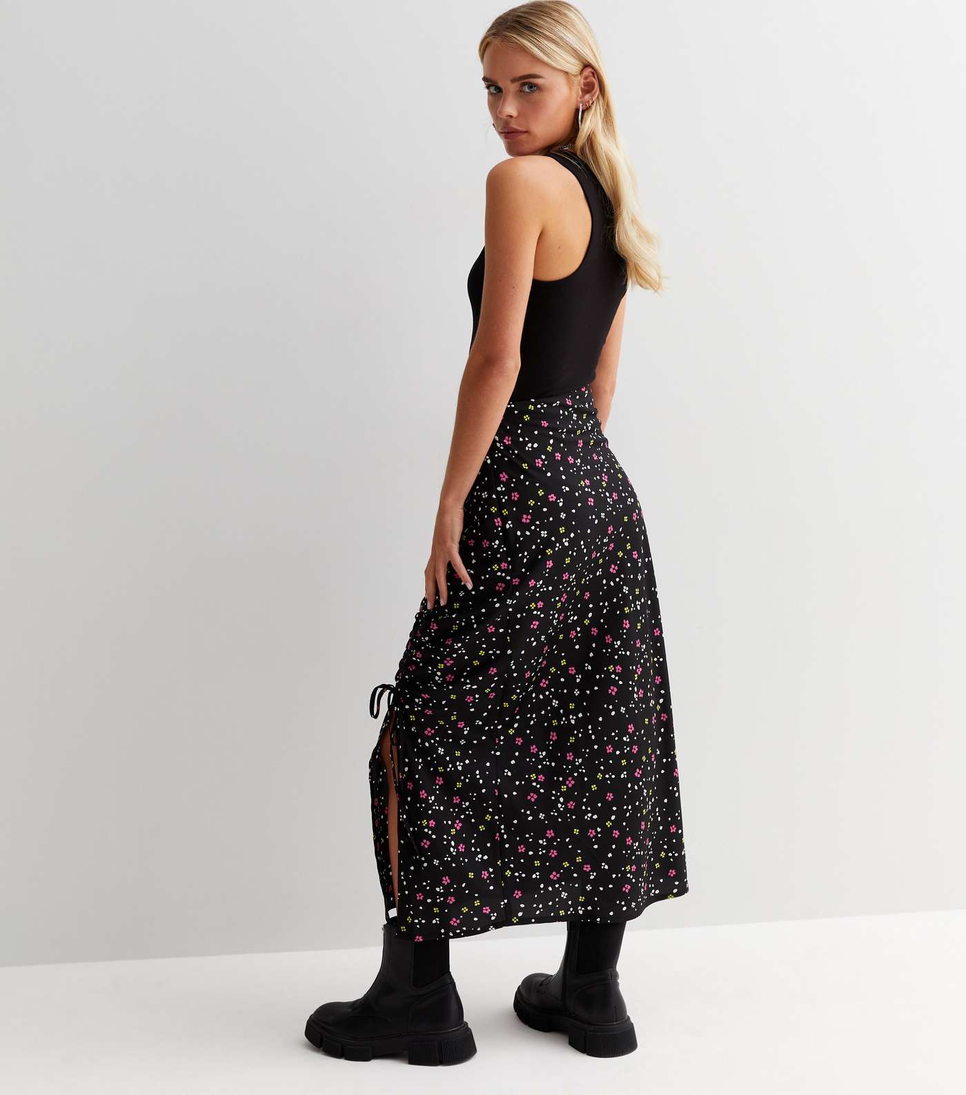 Petite Black Floral Crepe Ruched Midi Skirt Image 4