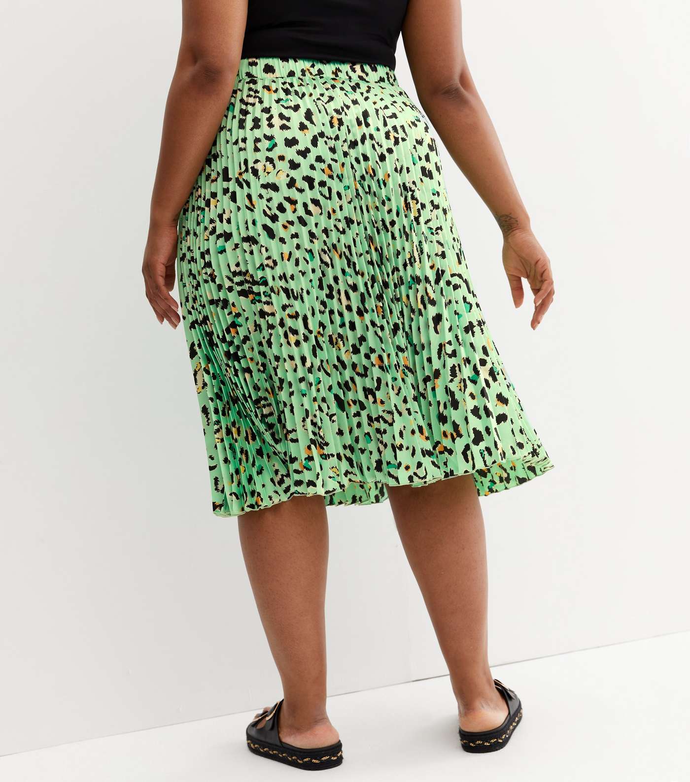 Curves Green Leopard Print Satin Pleated Midi Skirt Image 4