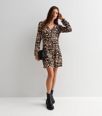 Leopard v 2024 neck dress