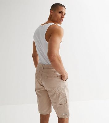 Beige shorts hot sale mens outfit