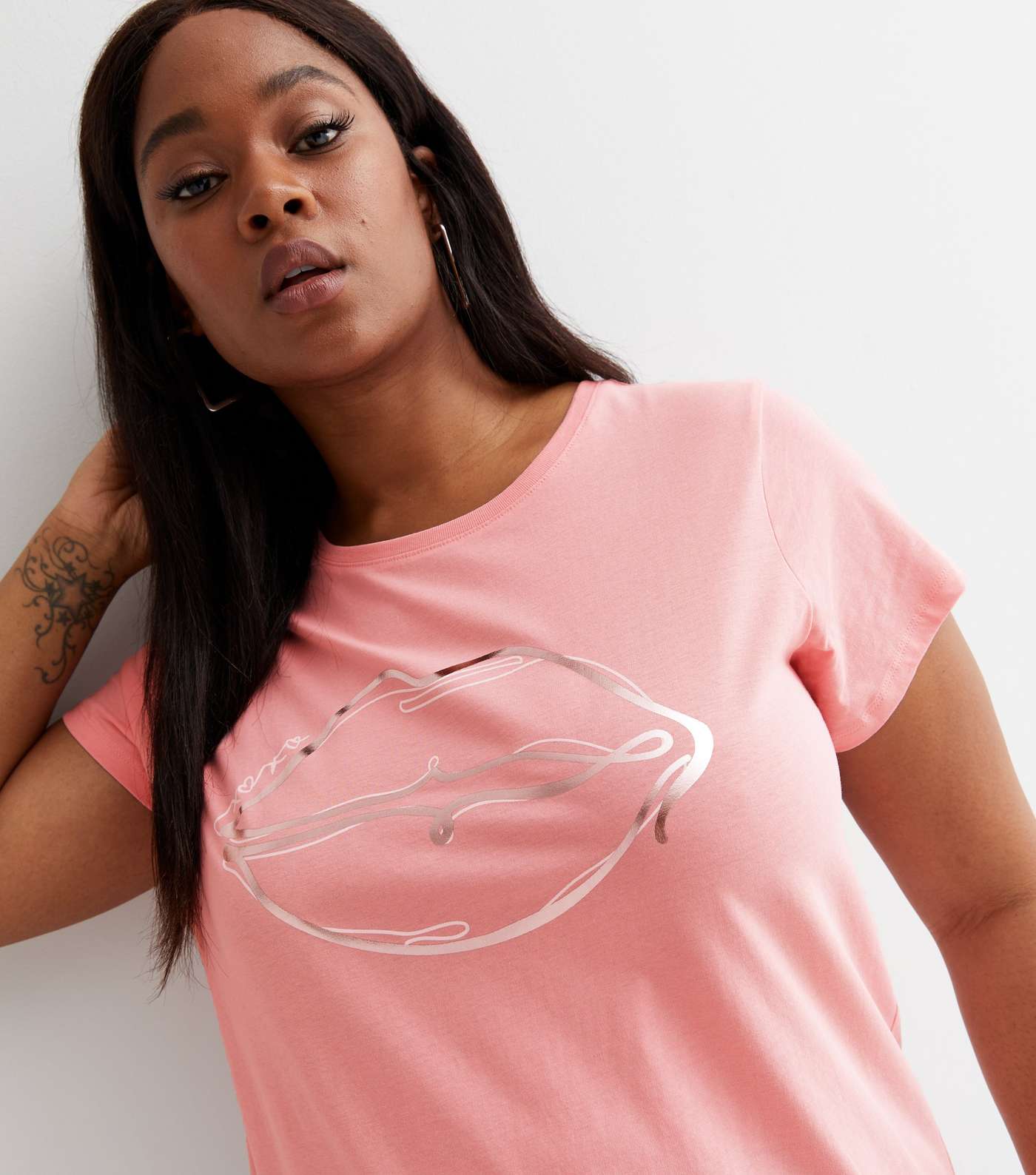 Curves Pink Metallic Lips T-Shirt Image 2
