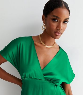 Green dress outlet jewellery