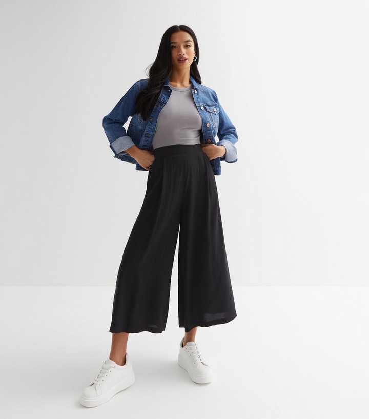https://media2.newlookassets.com/i/newlook/849376601/womens/clothing/trousers/petite-black-wide-leg-crop-trousers.jpg?strip=true&qlt=50&w=720