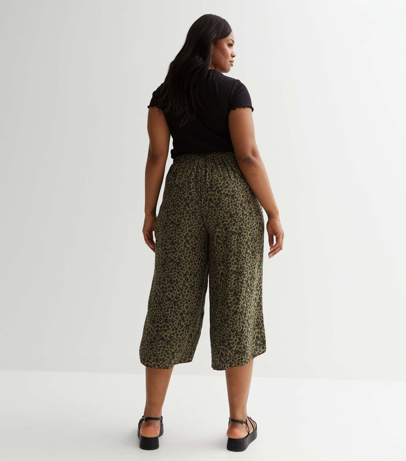 Curves Green Ditsy Floral Crop Wide Leg Trousers Image 4