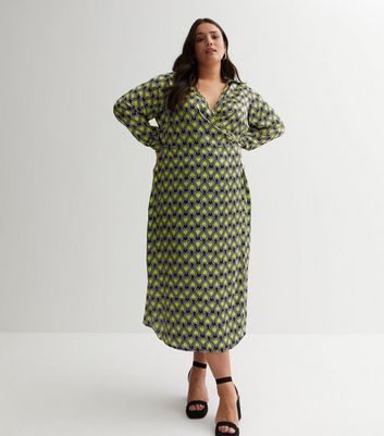 Curves Green Geometric Heart Print Satin Collar Midi Wrap Dress New Look