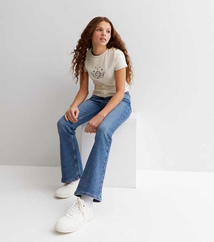 https://media2.newlookassets.com/i/newlook/851351440/girls/girls-clothing/girls-jeans/girls-blue-high-waist-flared-brooke-jeans.jpg?strip=true&qlt=50&w=720