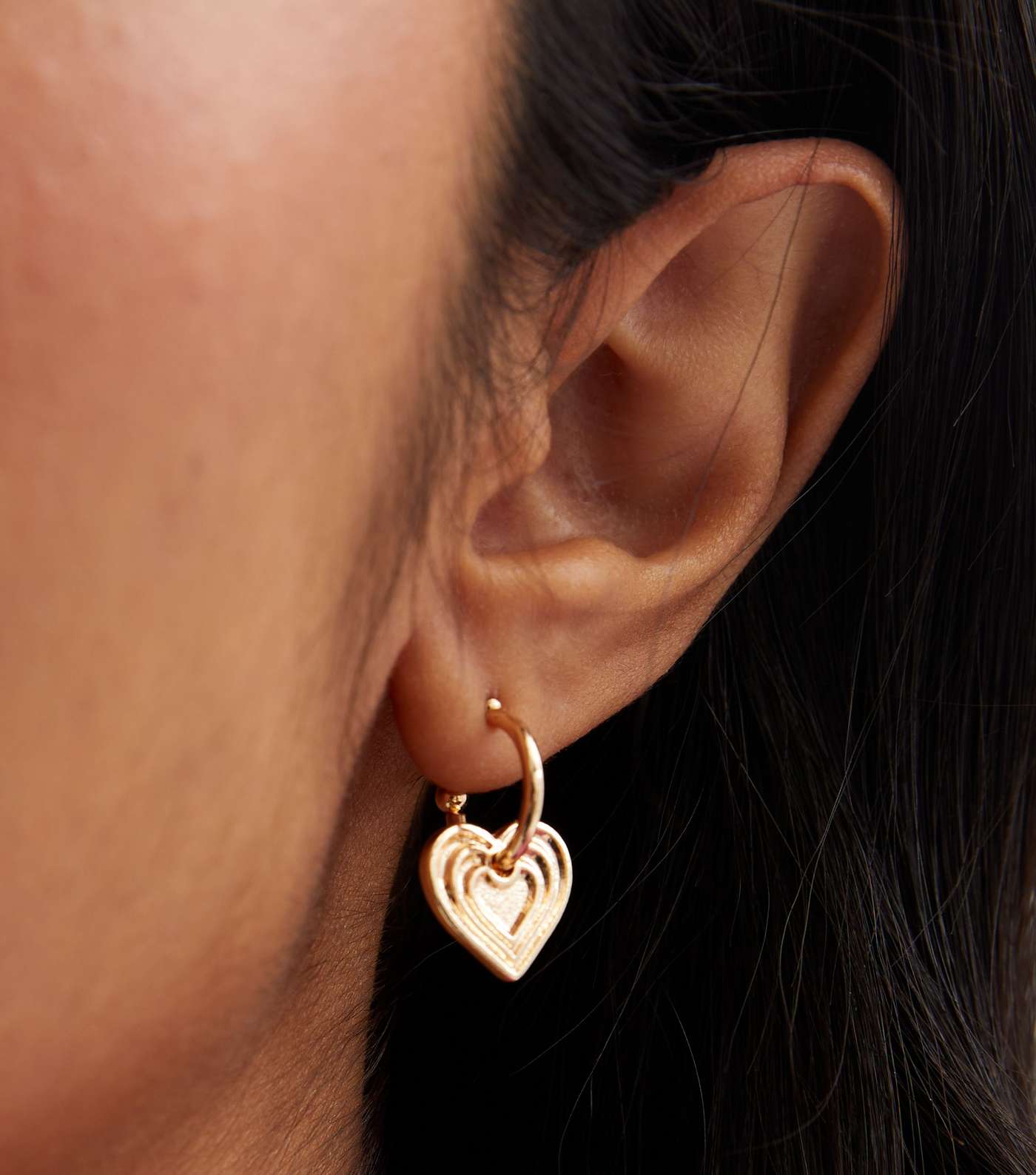 Gold Metal Retro Heart Charm Hoop Earrings Image 2