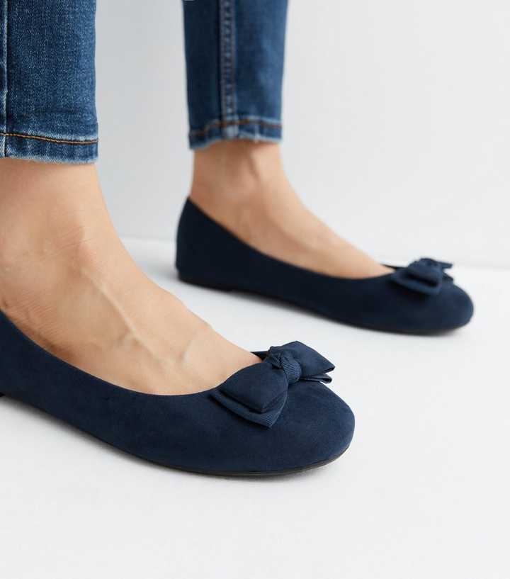syndrom Vuggeviser indre Wide Fit Navy Suedette Bow Ballerina Pumps | New Look