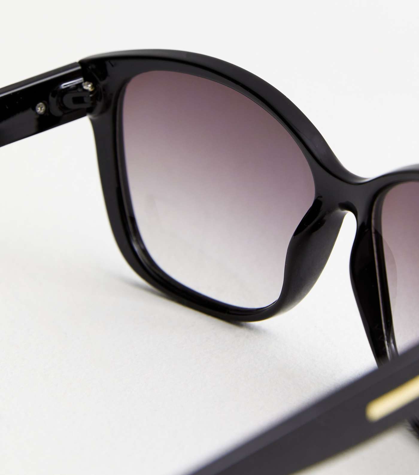Black Large Frame Sunglasses Image 4