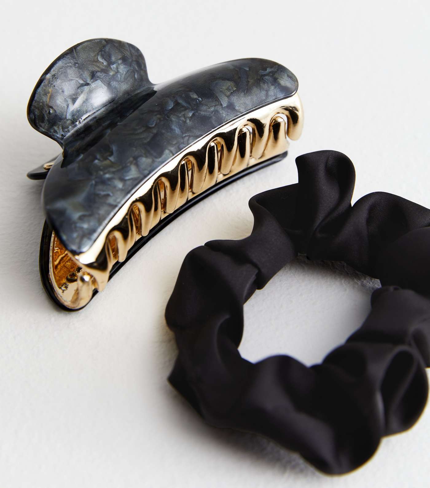 2 Pack Black Resin Bulldog Claw Clip and Scrunchie Image 2