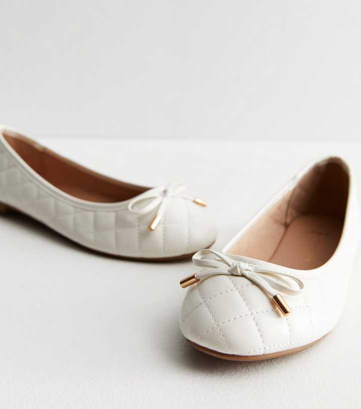 Fremskreden Ødelæggelse rendering Wide Fit White Quilted Leather-Look Bow Ballerina Pumps | New Look