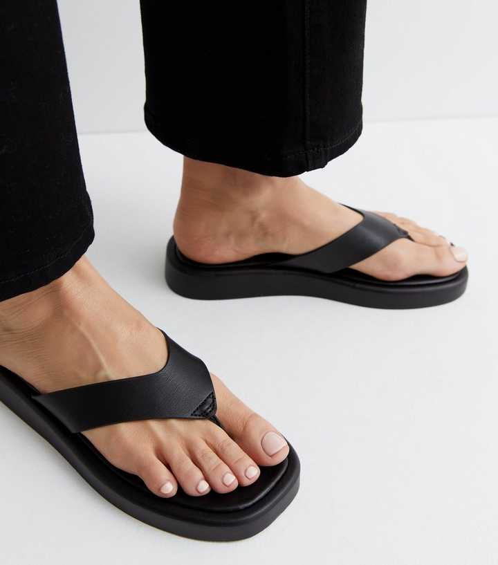 https://media2.newlookassets.com/i/newlook/855670901M1/womens/footwear/shoes/sandals/black-chunky-toe-post-flip-flops.jpg?strip=true&qlt=50&w=720