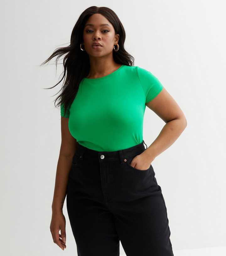 https://media2.newlookassets.com/i/newlook/855679630/womens/clothing/tops/curves-green-short-sleeve-bodysuit.jpg?strip=true&qlt=50&w=720