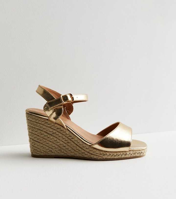 https://media2.newlookassets.com/i/newlook/856267393/womens/footwear/shoes/sandals/extra-wide-fit-gold-metallic-2-part-espadrille-wedge-sandals.jpg?strip=true&qlt=50&w=720