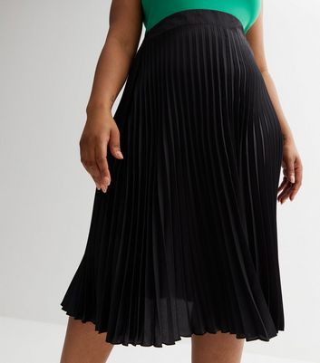 What To Wear With A Pleated Skirt 2023 | FashionGum.com