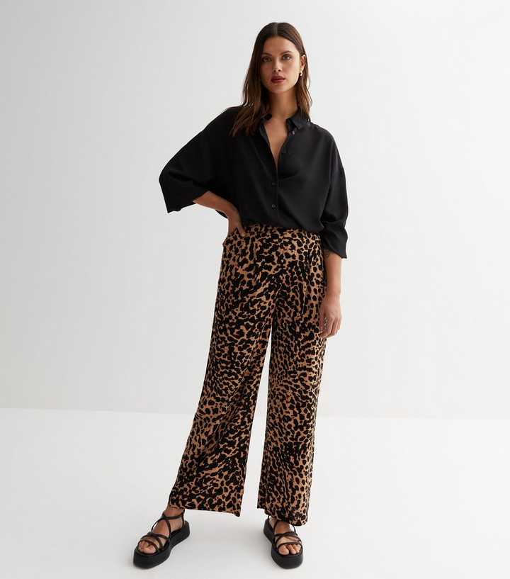 15 Eye-Catching Outfits With Animal Printed Wide Leg Pants