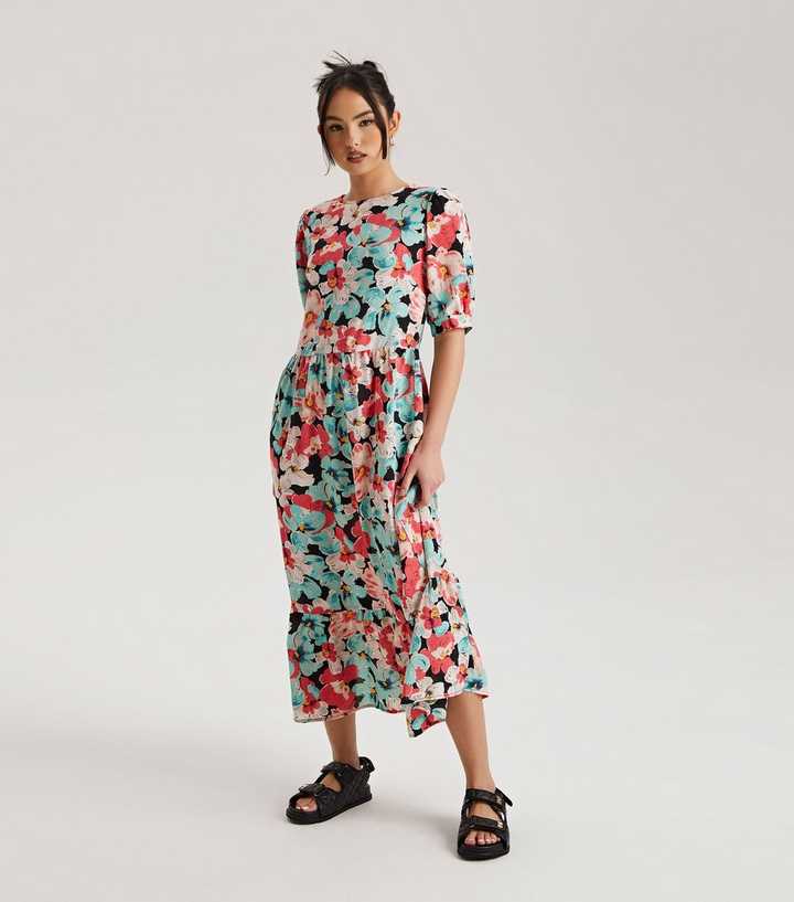 https://media2.newlookassets.com/i/newlook/860878209/womens/clothing/dresses/urban-bliss-black-floral-tiered-midi-smock-dress.jpg?strip=true&qlt=50&w=720