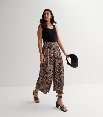 51 OFF on Shae by SASSAFRAS Women OffWhite  Grey Regular Fit Striped Cropped  Trousers on Myntra  PaisaWapascom