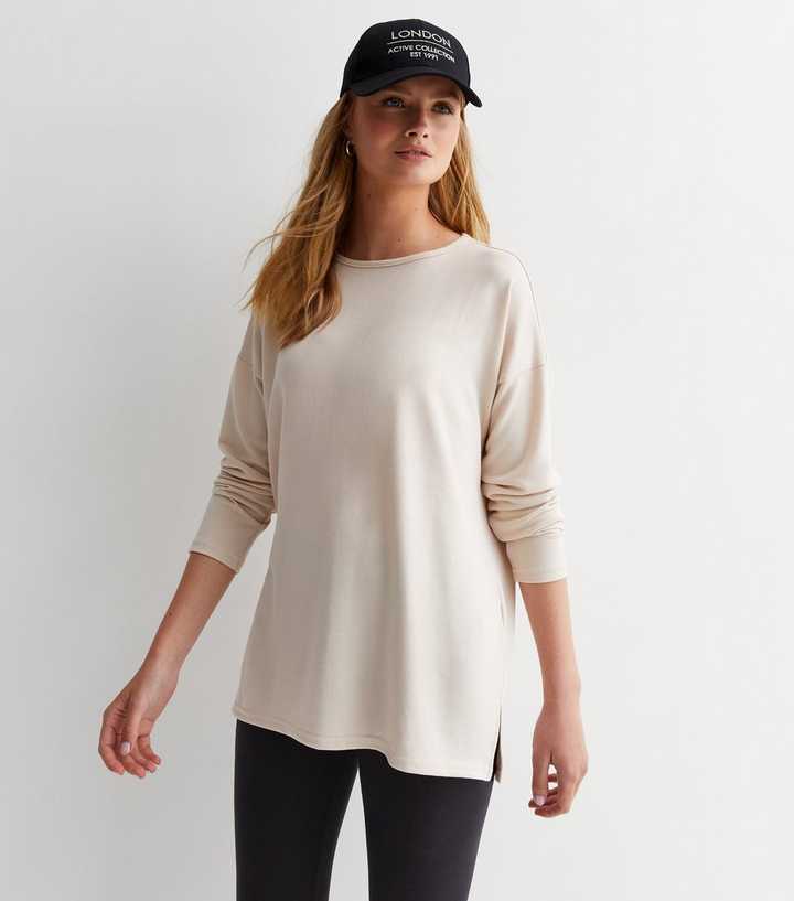 https://media2.newlookassets.com/i/newlook/868771813M1/womens/clothing/tops/cream-fine-knit-longline-top.jpg?strip=true&qlt=50&w=720