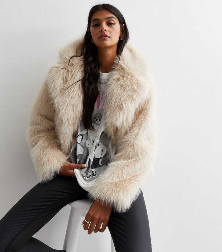 https://media2.newlookassets.com/i/newlook/869500013/womens/clothing/coats-jackets/cream-faux-fur-revere-collar-jacket.jpg?strip=true&qlt=50&w=720