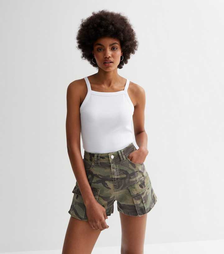 https://media2.newlookassets.com/i/newlook/869987039/womens/clothing/shorts/cameo-rose-green-camo-cargo-shorts.jpg?strip=true&qlt=50&w=720