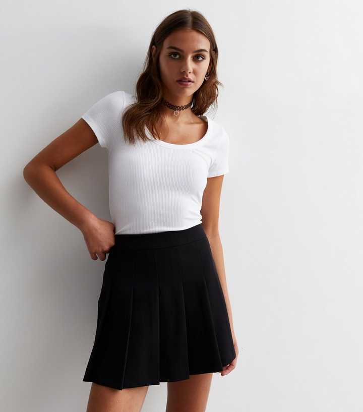 https://media2.newlookassets.com/i/newlook/873392001M1/womens/clothing/skirts/black-pleated-tailored-skort.jpg?strip=true&qlt=50&w=720