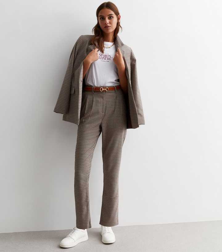 https://media2.newlookassets.com/i/newlook/873399229/womens/clothing/trousers/brown-dogtooth-high-waist-tapered-trousers.jpg?strip=true&qlt=50&w=720