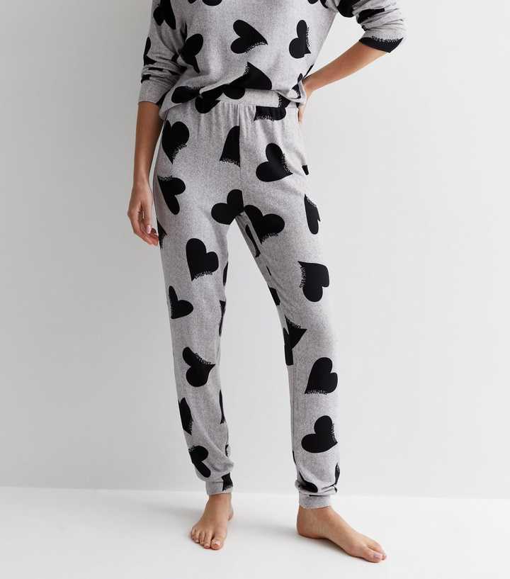 https://media2.newlookassets.com/i/newlook/875426608M2/womens/clothing/nightwear/light-grey-legging-pyjama-set-with-heart-print.jpg?strip=true&qlt=50&w=720