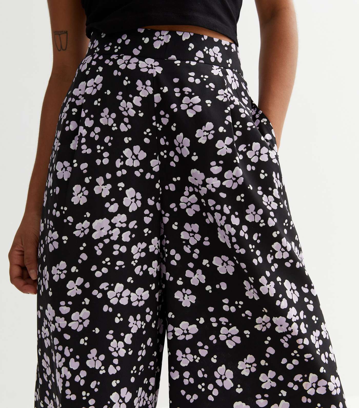 Petite Black Floral Cropped Trousers Image 3