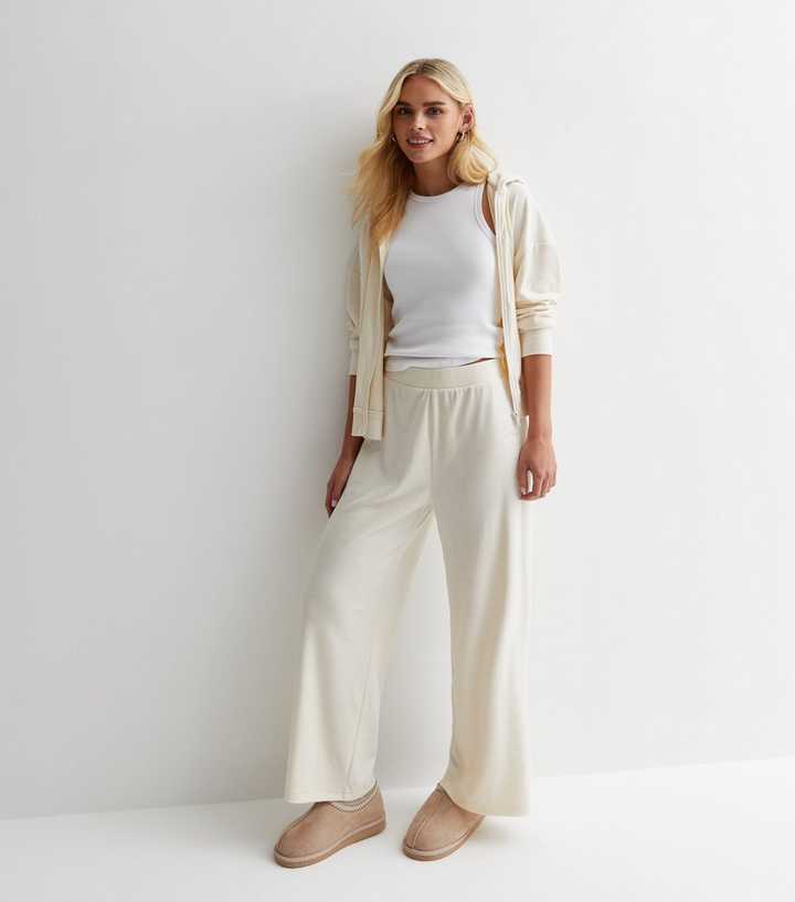 https://media2.newlookassets.com/i/newlook/875504412/womens/clothing/loungewear/petite-off-white-velour-wide-leg-lounge-trousers.jpg?strip=true&qlt=50&w=720