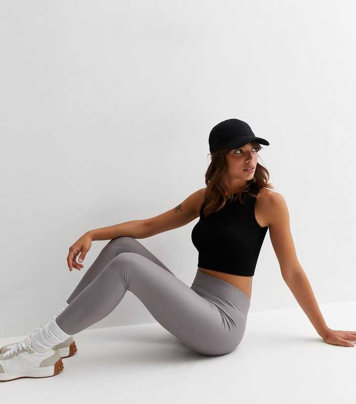 https://media2.newlookassets.com/i/newlook/876302702/womens/clothing/leggings/pale-grey-ribbed-jersey-leggings.jpg?strip=true&qlt=50&w=720