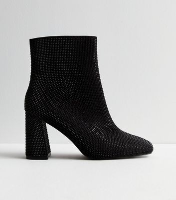 White boots best sale black heel