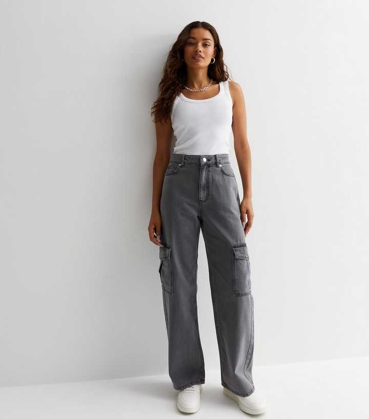 https://media2.newlookassets.com/i/newlook/878073302/womens/clothing/jeans/petite-pale-grey-straight-leg-cargo-jeans.jpg?strip=true&qlt=50&w=720
