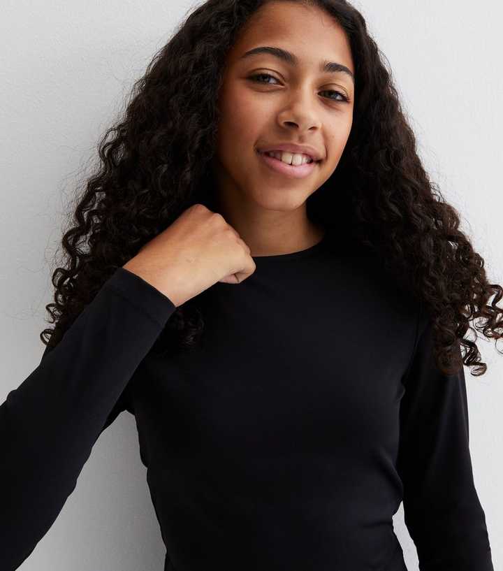https://media2.newlookassets.com/i/newlook/878299601/girls/girls-clothing/sportswear/girls-black-long-sleeve-sports-top.jpg?strip=true&qlt=50&w=720