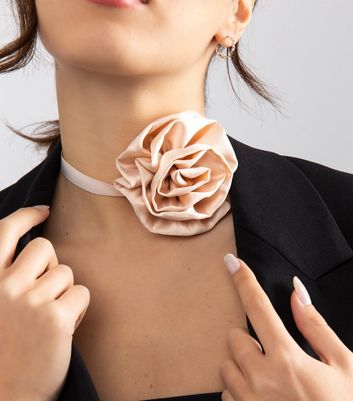 Freedom Pale Pink Flower Corsage Choker New Look