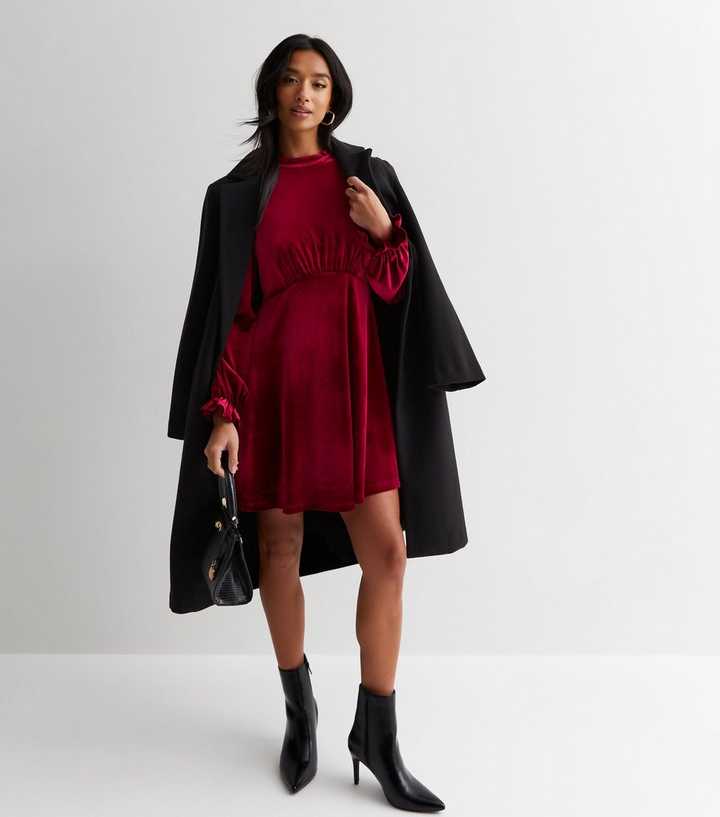https://media2.newlookassets.com/i/newlook/878412667M1/womens/clothing/dresses/petite-burgundy-velvet-long-sleeve-mini-dress.jpg?strip=true&qlt=50&w=720