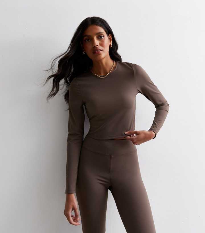https://media2.newlookassets.com/i/newlook/880144623/womens/clothing/sportswear/dark-brown-long-sleeve-crop-sports-top.jpg?strip=true&qlt=50&w=720