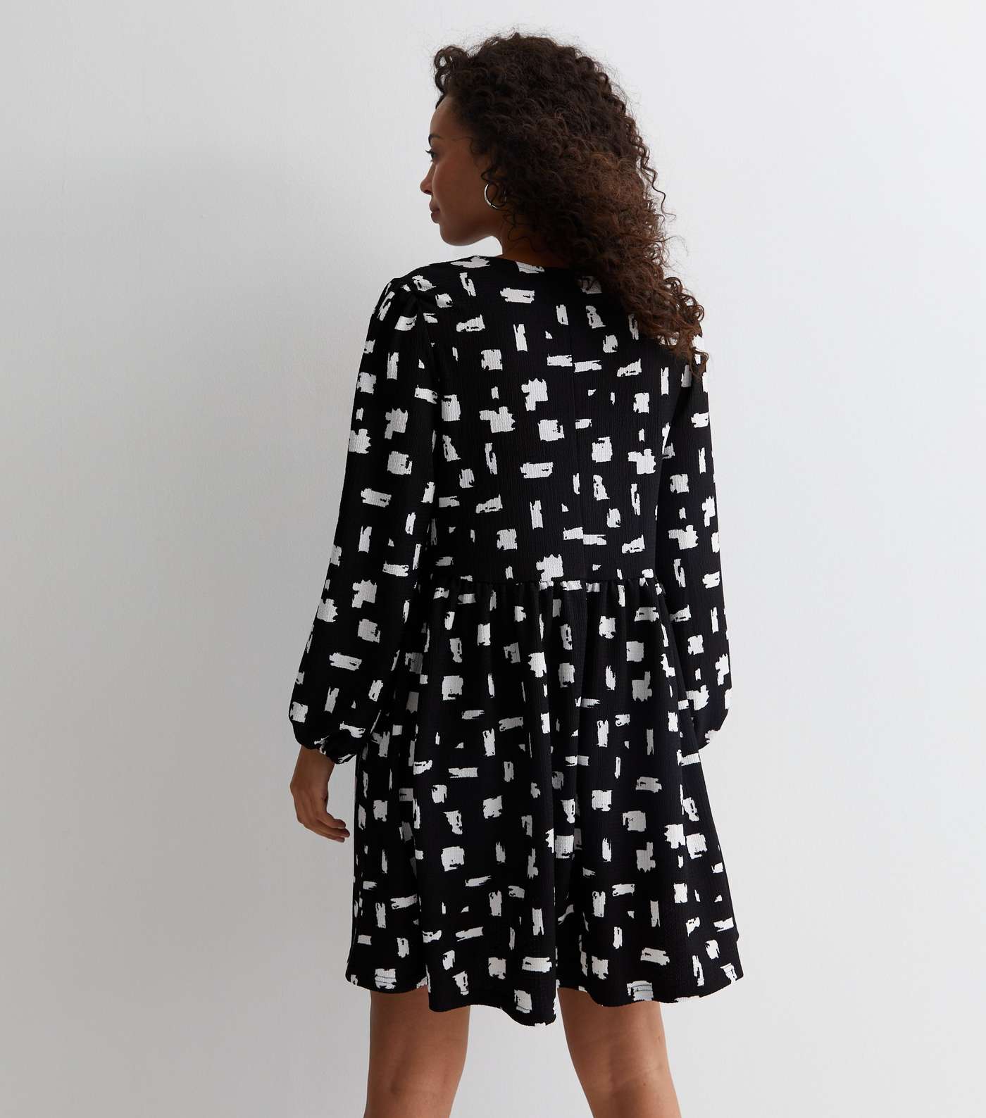 Tall Black Abstract Print Crinkle Jersey Mini Smock Dress Image 4